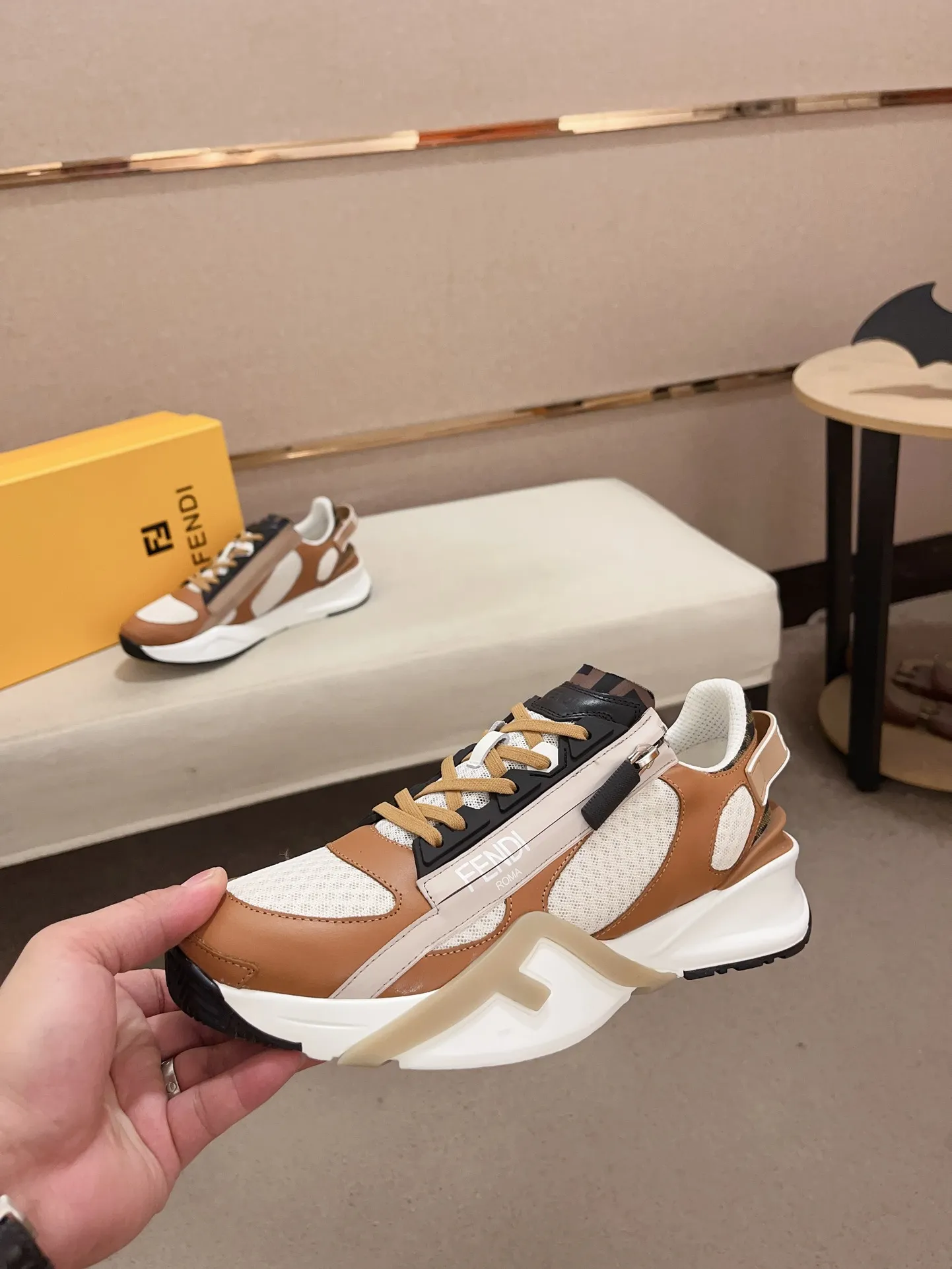 Men's shoes💰: 540💰(Higher version) [Fendi] Fendi's latest casual shoes for men! Available at counters simultaneously! A one-to-one replica of the original. Made entirely of imported top-grain calfskin, the interior is made of top-grain water-dyed cowhide, and the original factory-supplied rubber outsole. Leading new fashion concepts. Matching code: 38-44. 45 can be customized and non-returnable!